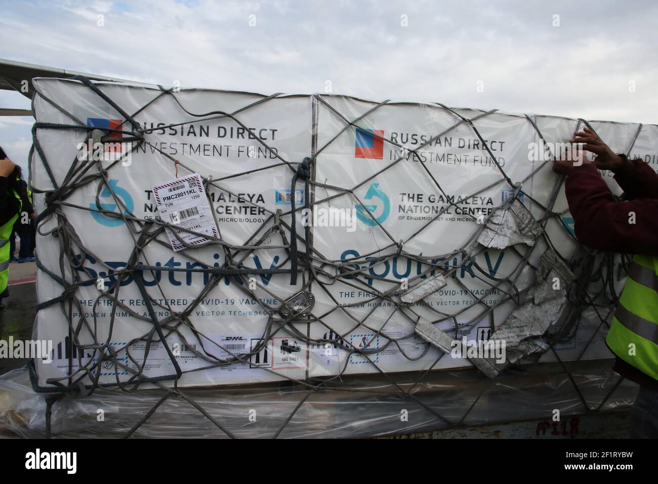 Tunis, Tunesien. Januar 2000, 1st. Behälter mit den Impfstoffen, die während einer Zeremonie anlässlich der Ankunft von 30.000 Dosen der Sputnik V-Impfstofflieferung am internationalen Flughafen Tunis-Carthage gesehen wurden. Quelle: Jdidi Wassim/SOPA Images/ZUMA Wire/Alamy Live News Stockfoto
