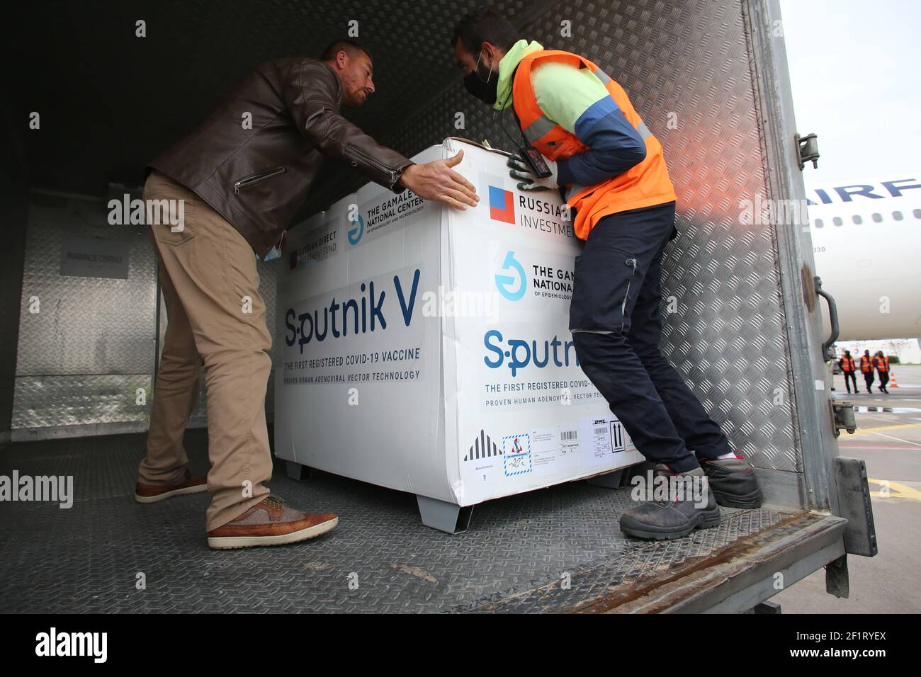 Tunis, Tunesien. Januar 2000, 1st. Ein Container mit den Impfstoffen, die während einer Zeremonie anlässlich der Ankunft von 30.000 Dosen der Sputnik V-Impfstofflieferung am Tunis-Carthage International Airport aus einem Flugzeug entladen werden. Quelle: Jdidi Wassim/SOPA Images/ZUMA Wire/Alamy Live News Stockfoto