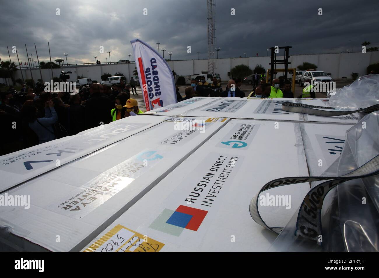 Tunis, Tunesien. 31st Mai 2020. Anlässlich der Ankunft von 30.000 Dosen der Sputnik V-Impfstofflieferung am internationalen Flughafen Tunis-Carthage wird ein Container mit den Impfstoffen aus dem Flugzeug entladen. Quelle: Jdidi Wassim/SOPA Images/ZUMA Wire/Alamy Live News Stockfoto