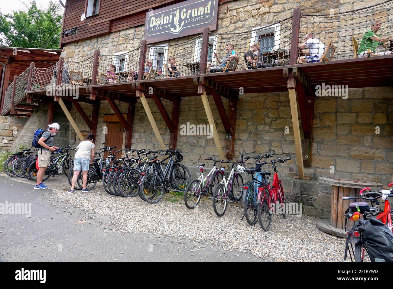 Restaurant für Touristen auf einem Radweg entlang der Elbe, Dolni Zleb Böhmische Schweiz Tschechische Republik Outdoor Restaurant Fahrräder Stockfoto