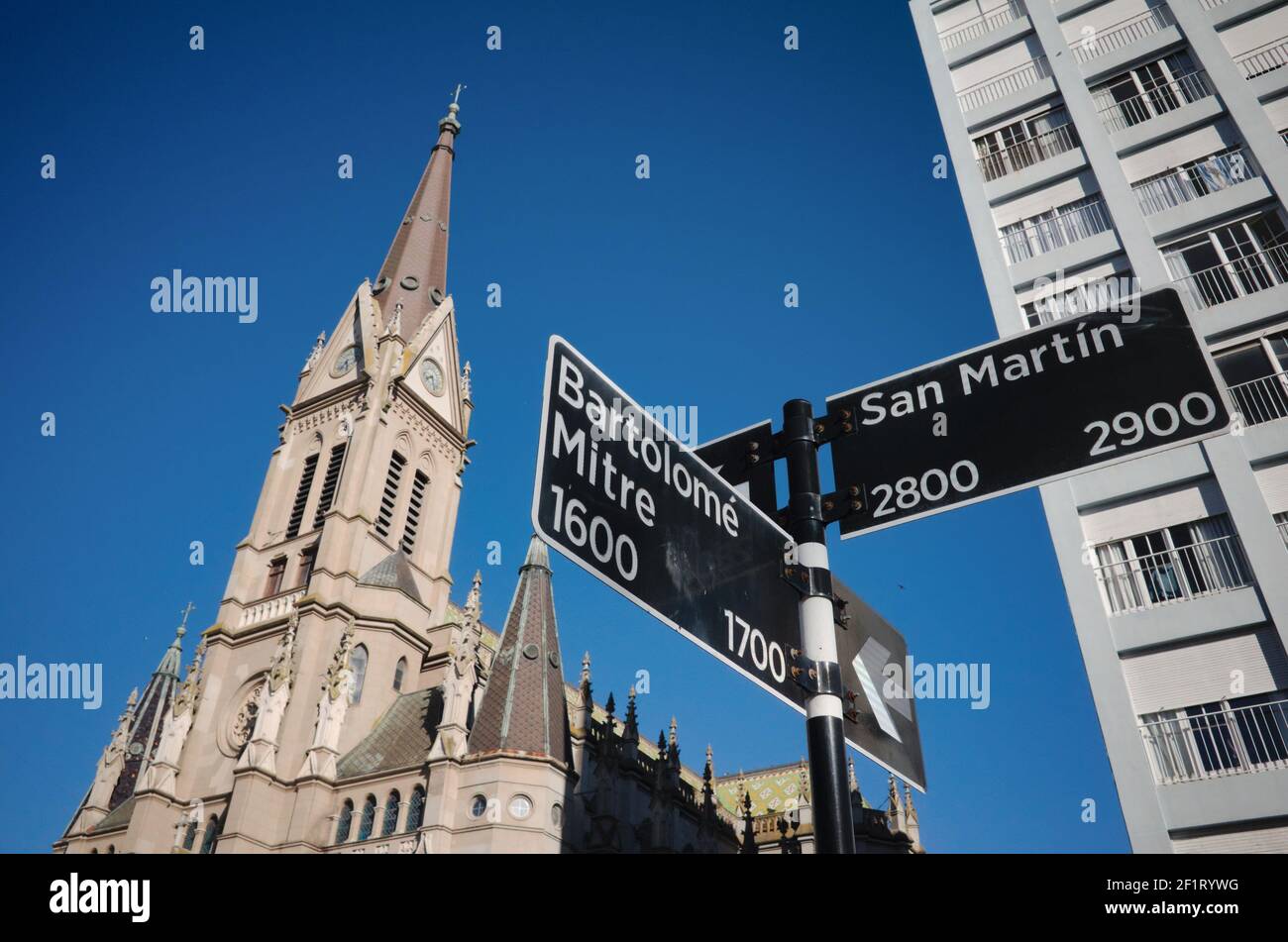Wegweiser mit Straßennamen an der Kreuzung der Bartolome Mitre und San Martín Straßen in Mar del Plata, Argentinien. Kathedrale Stockfoto