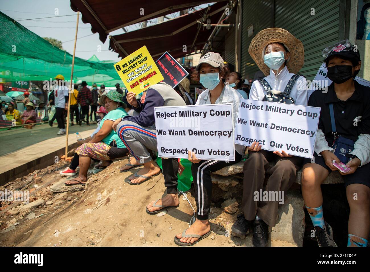 Yangon, Yangon, Myanmar. März 2021, 9th. Während der Demonstration gegen die Junta in Yangon am 9. März 2021 halten Demonstranten Plakate ab. Tausende Menschen gingen am 37th. Tag des Protests gegen einen Militärputsch auf die Straßen von Yangon und forderten die Freilassung von Aung San Suu Kyi. Das Militär von Myanmar nahm am 1st. Februar 2021 den Staatsrat von Myanmar Sung San Suu Kyi fest und erklärte den Ausnahmezustand, während es die Macht im Land für ein Jahr erging, nachdem es die Wahl gegen die Nationale Liga für Demokratie verloren hatte. Quelle: Thuya Zaw/ZUMA Wire/Alamy Live News Stockfoto