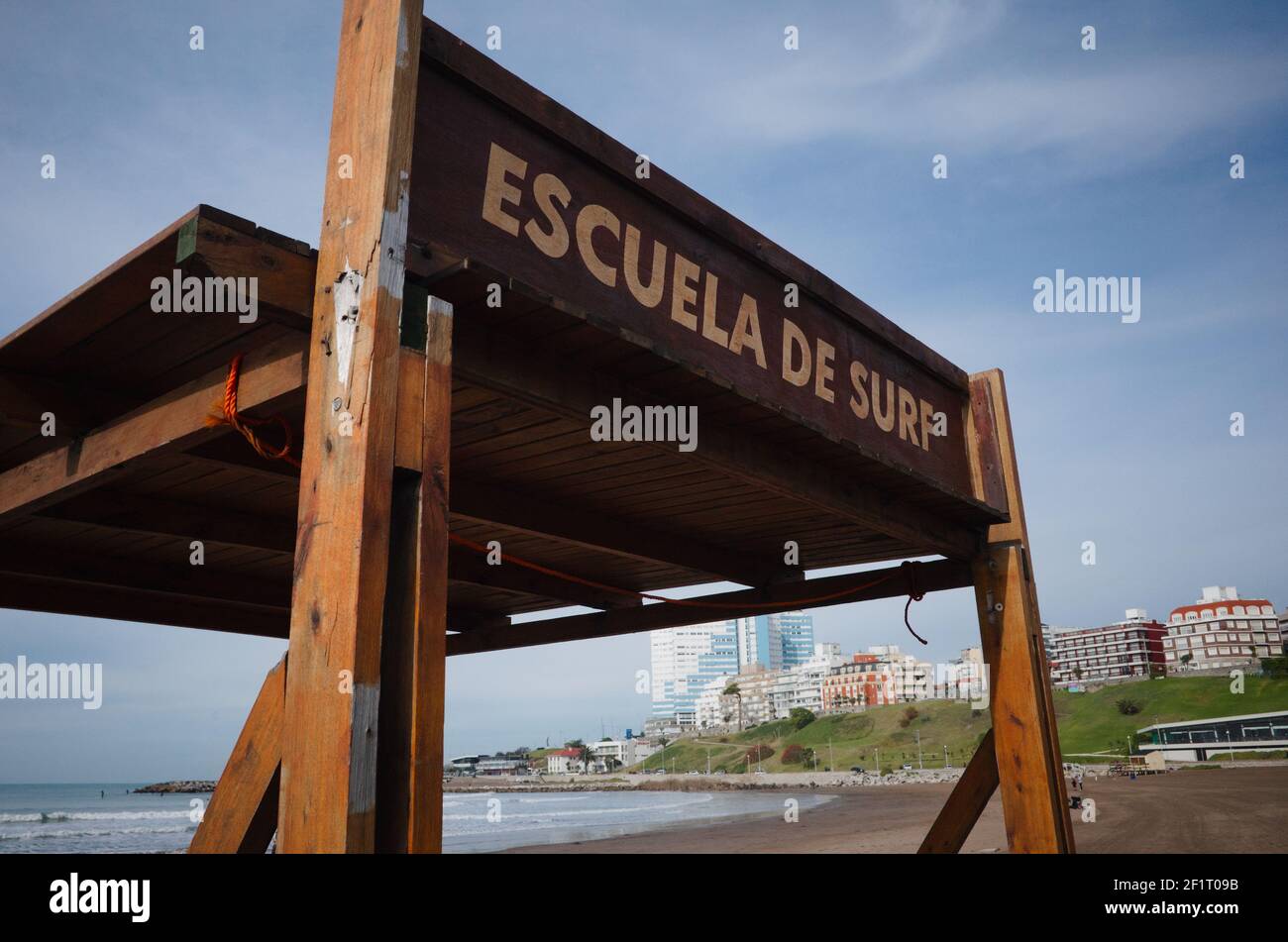 Schild mit Escuela de Surf Inschrift bedeutet Surfschule aus Spanisch. Serfing Schulhaus am Strand Playa Varese, Mar del Plata, Argentin Stockfoto