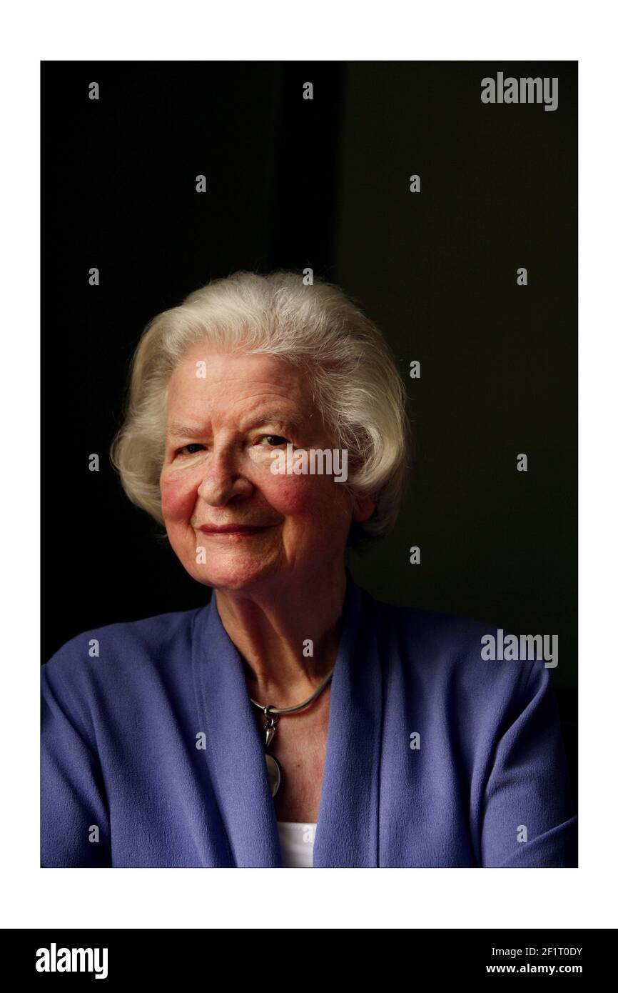 P. D. James zu Hause in West LondonFoto von David Sandison The Independent 21/8/2008 Stockfoto