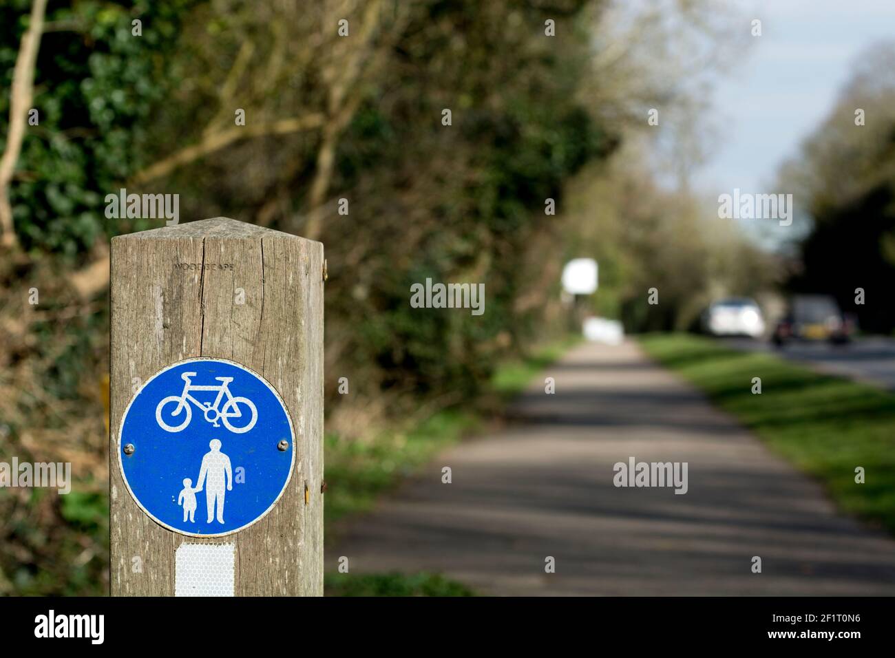 Rad- und Wanderwegschild, Coventry Road, Warwick, Großbritannien Stockfoto