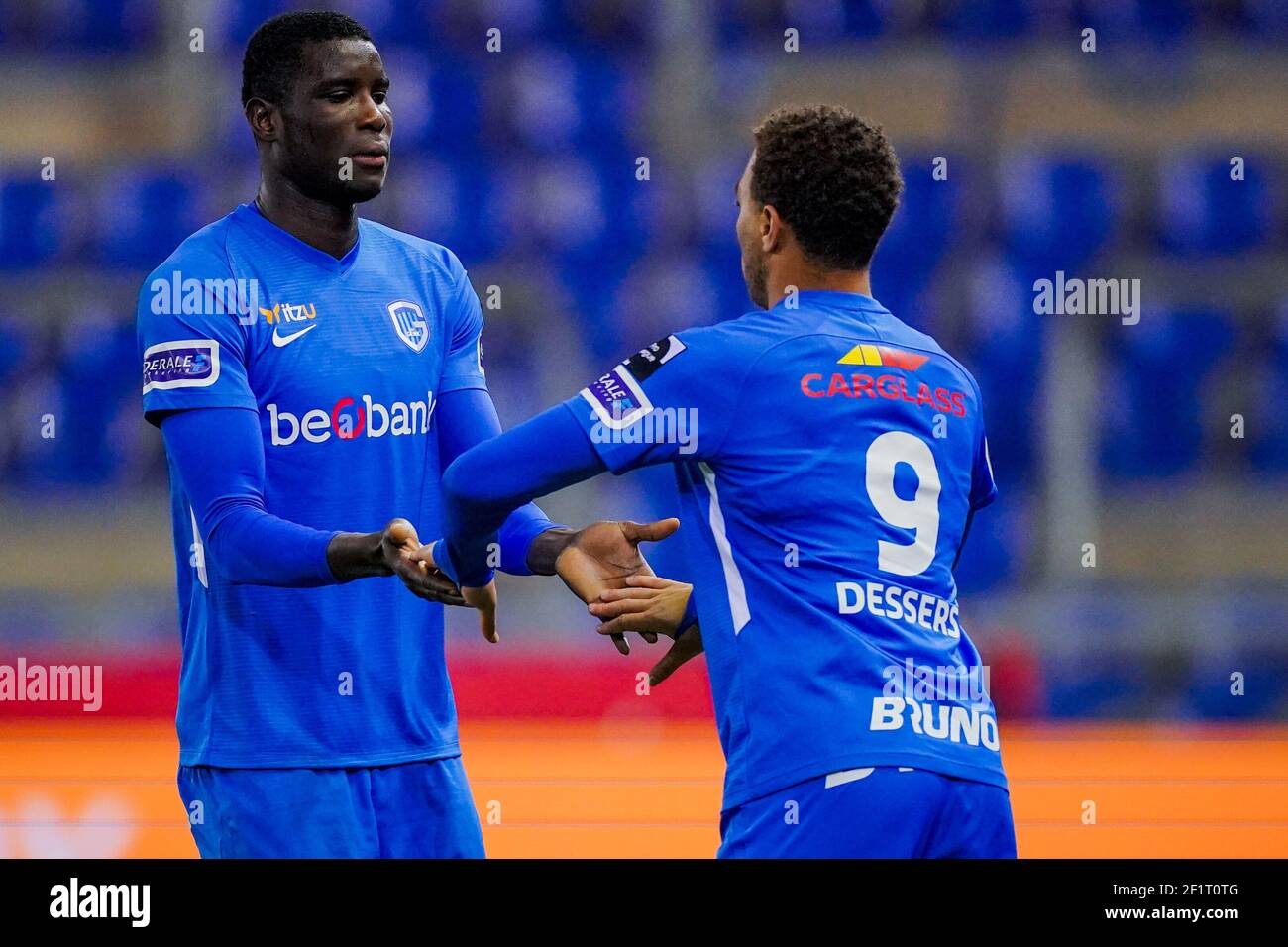 GENK, BELGIEN - MÄRZ 7: Paul Oluachu von KRC Genk und Cyriel Nachspeisen von KRC Genk während des Jupiler Pro League Spiels zwischen KRC Genk und Cercle Brugg Stockfoto