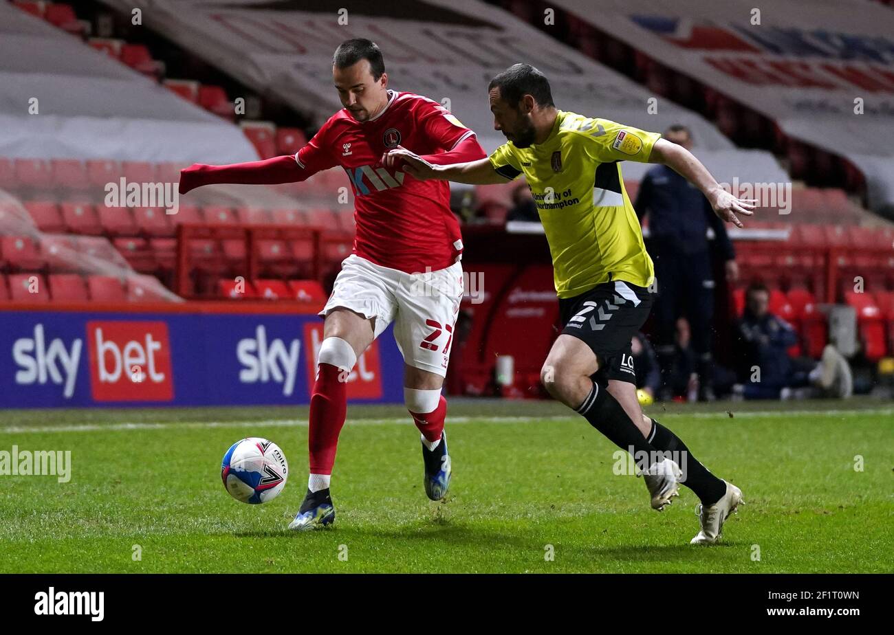 Charlton Athletic's Liam Millar (links) und Northampton Town's Michael Harriman kämpfen um den Ball während des Sky Bet League One Matches im Valley, London. Bilddatum: Dienstag, 9. März 2021. Stockfoto