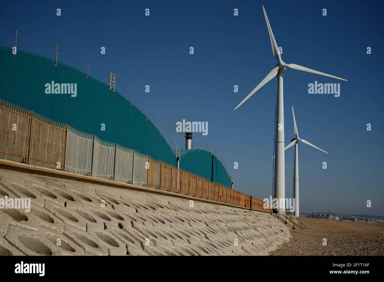 Windturbinen am Strand von Shoreham, Sussex, England, Großbritannien. Stockfoto