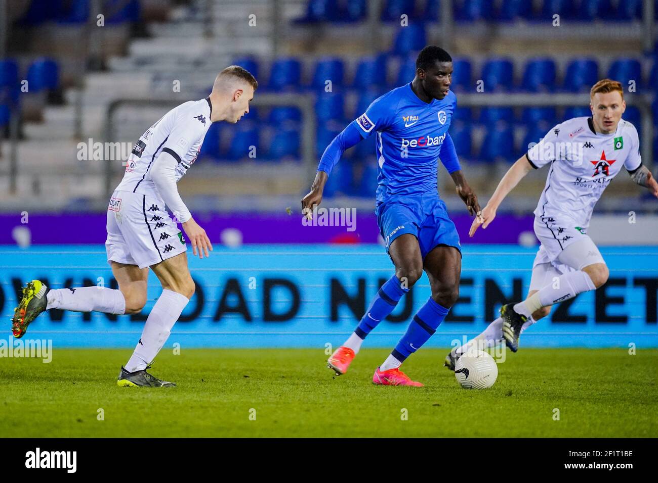 GENK, BELGIEN - MÄRZ 7: Strahinja Pavlovic von Cercle Brugge, Paul Oluachu von KRC Genk und David Bates von Cercle Brugge während der Jupiler Pro League Stockfoto