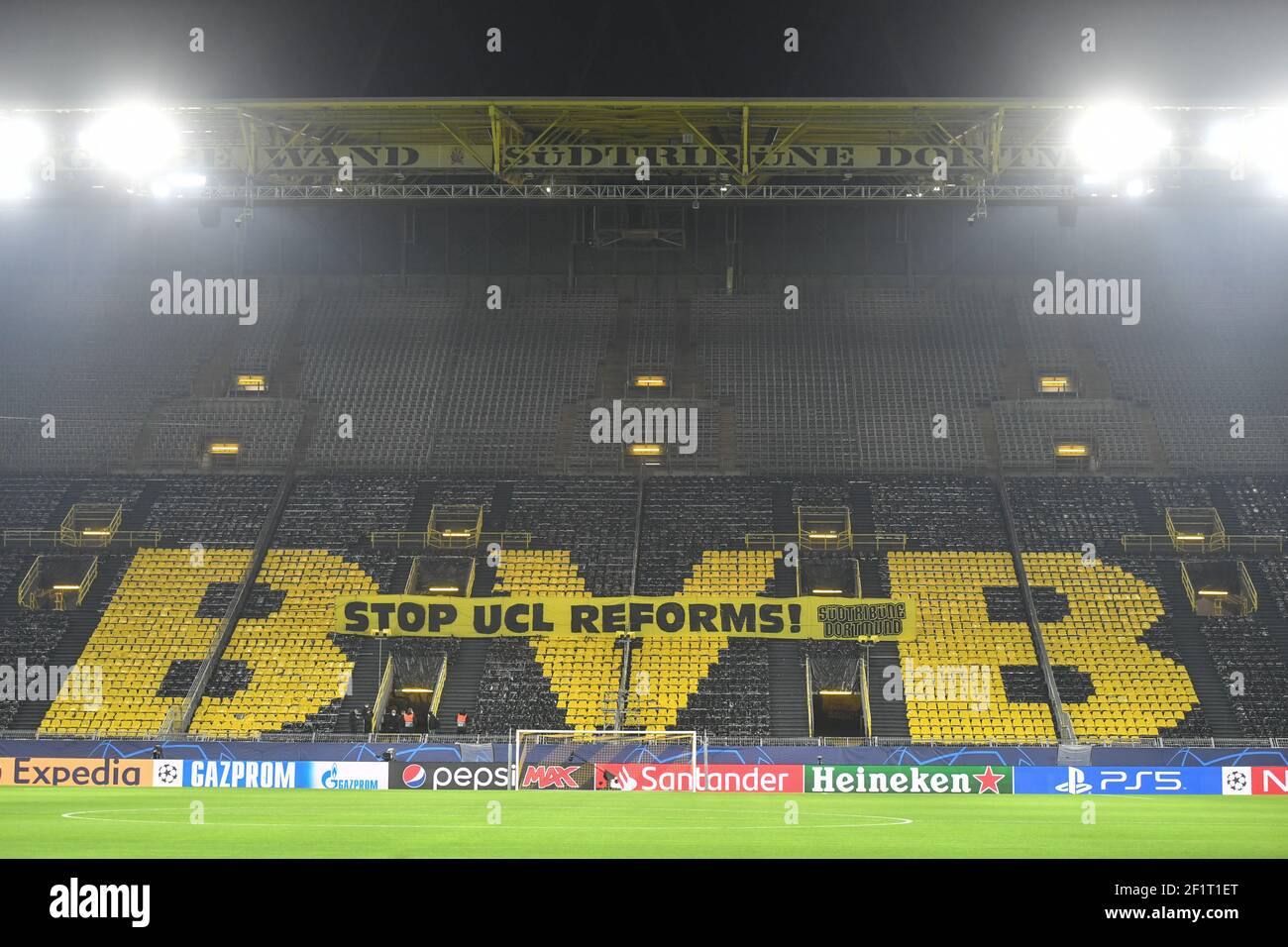 Dortmund, Deutschland. März 2021, 09th. Fußball: Champions League, Borussia Dortmund - FC Sevilla, K.O.-Runde, 16. Runde, 2. Etappe im Signal Iduna Park. Ein Banner mit der Aufschrift "Stop UCL reforms" ist in einem Stand vor dem Spiel zu sehen. WICHTIGER HINWEIS: Gemäß den Bestimmungen der DFL Deutsche Fußball Liga und/oder des DFB Deutscher Fußball-Bund ist es untersagt, im Stadion und/oder des Spiels aufgenommene Fotos in Form von Sequenzbildern und/oder videoähnlichen Fotoserien zu verwerten oder zu nutzen. Quelle: Martin Meissner/AP-Pool/dpa/Alamy Live News Stockfoto