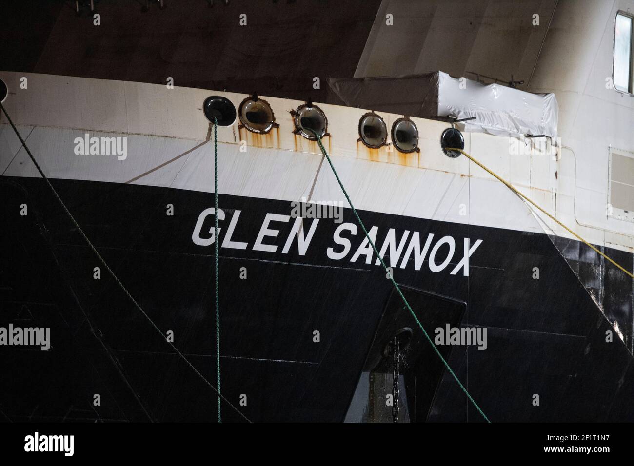 Greenock, Schottland, Großbritannien. März 2021, 9th. Im Bild: Die Caledonian MacBrayne Glen Sannox Ferry sitzt im Firth of Clyde unter den Flutlichtern der Fabrikationswerft von Ferguson Marine. Der Vertrag der schottischen Regierung wird hoffentlich irgendwann im nächsten Jahr abgeschlossen sein. Das Projekt wurde in Kontroversen umkreist, und die schottische Regierung hat eingestiegen, aber die Spiralkosten sind fast dreimal so hoch wie der ursprüngliche Haushalt. Quelle: Colin Fisher/Alamy Live News Stockfoto