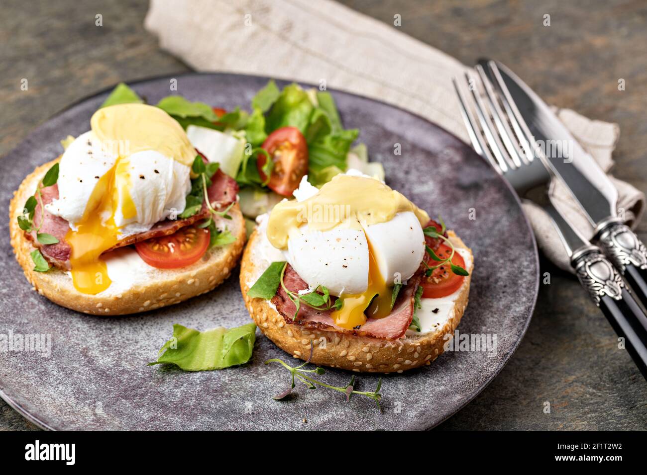 Eier Benedikt mit Salat Stockfoto