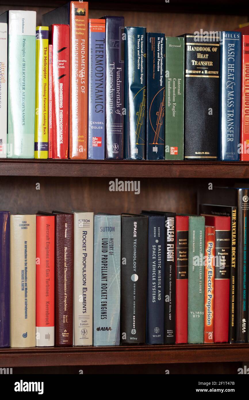 Ein Bücherregal aus Holz mit fortgeschrittenen wissenschaftlichen Lehrbüchern in Physik. Stockfoto