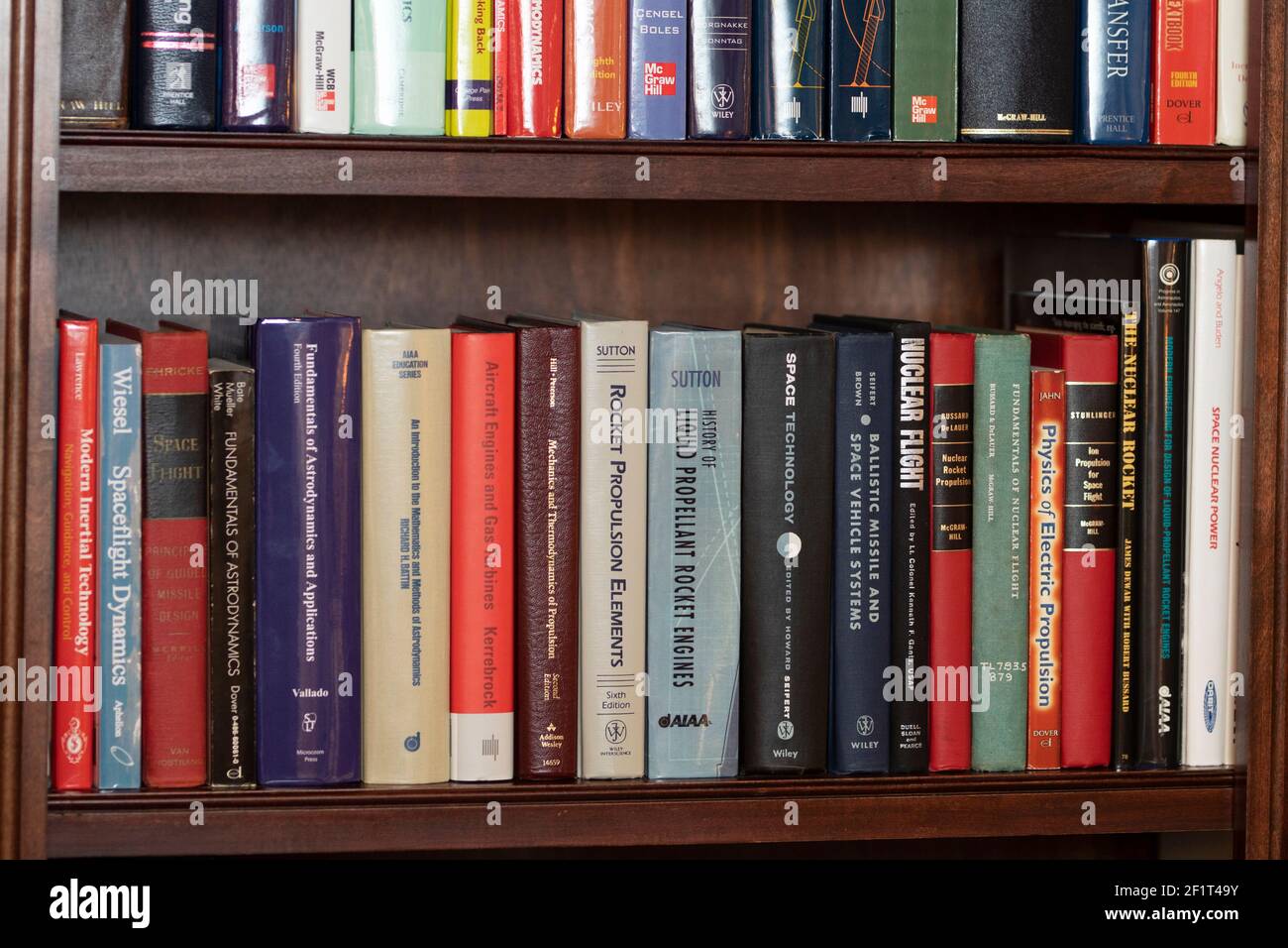 Ein Bücherregal aus Holz mit fortgeschrittenen wissenschaftlichen Lehrbüchern in Physik. Stockfoto