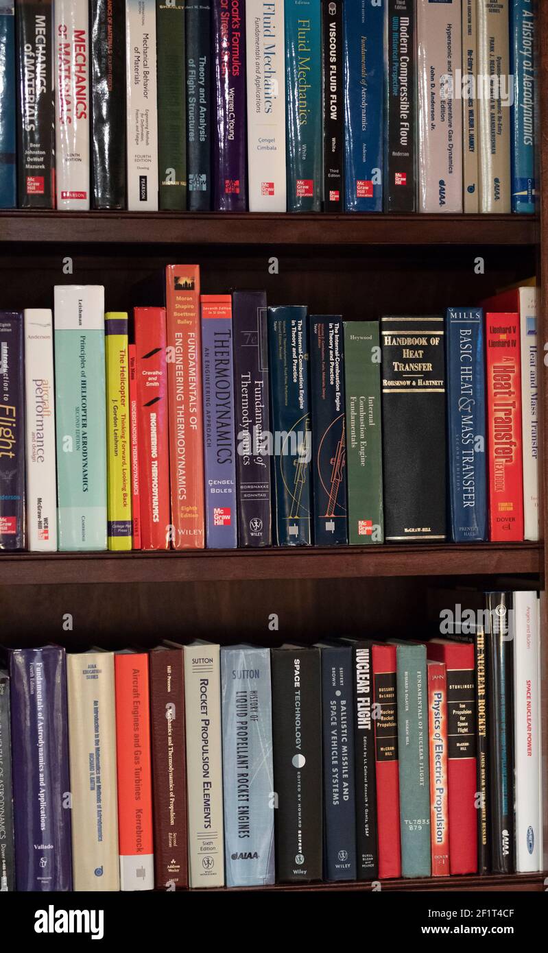 Ein Bücherregal aus Holz mit fortgeschrittenen wissenschaftlichen Lehrbüchern in Physik. Stockfoto