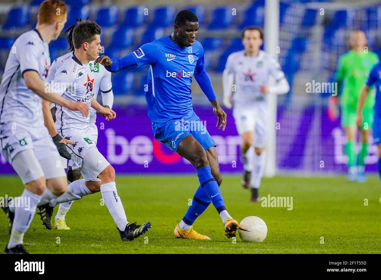 GENK, BELGIEN - MÄRZ 7: Hannes van der Bruggen von Cercle Brugge und Paul Oluachu von KRC Genk während des Jupiler Pro League Spiels zwischen KRC Genk und Stockfoto