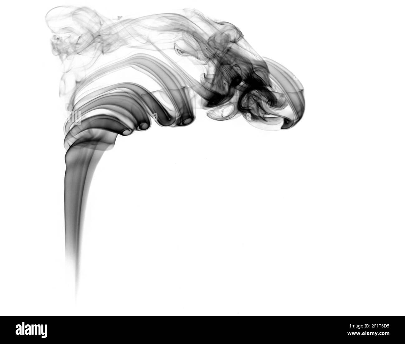 Nahaufnahme von schwarzem Rauch auf weißem Hintergrund. Studio-Aufnahme, Kopierbereich. Stockfoto