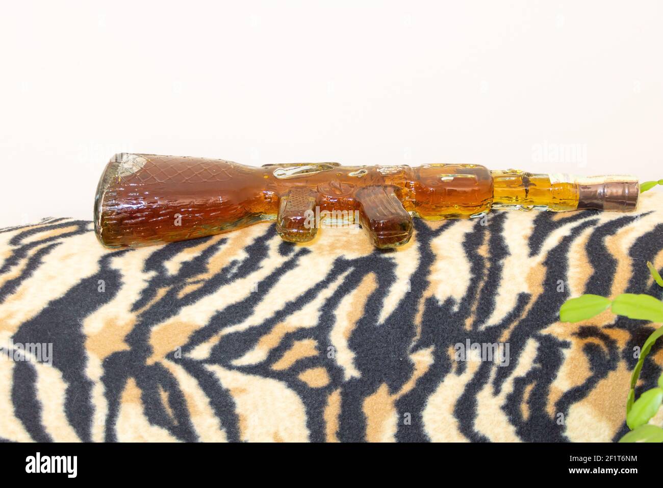 Eine Flasche Alkohol in Form einer AK-47 Waffe Stockfotografie - Alamy