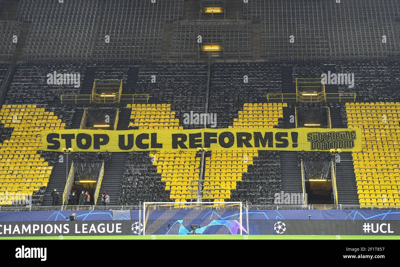 Dortmund, Deutschland. März 2021, 09th. Fußball: Champions League, Borussia Dortmund - FC Sevilla, K.O.-Runde, 16. Runde, 2. Etappe im Signal Iduna Park. Ein Banner mit der Aufschrift "Stop UCL reforms" ist in einem Stand vor dem Spiel zu sehen. WICHTIGER HINWEIS: Gemäß den Bestimmungen der DFL Deutsche Fußball Liga und/oder des DFB Deutscher Fußball-Bund ist es untersagt, im Stadion und/oder des Spiels aufgenommene Fotos in Form von Sequenzbildern und/oder videoähnlichen Fotoserien zu verwerten oder zu nutzen. Quelle: Martin Meissner/AP-Pool/dpa/Alamy Live News Stockfoto