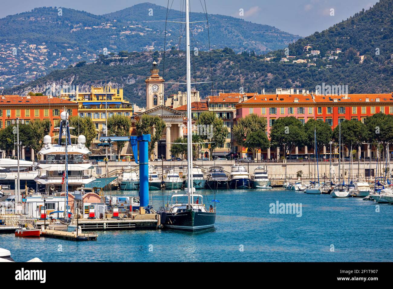 Luxusyachten und -Boote im Hafen von Nizza, Frankreich. Stockfoto