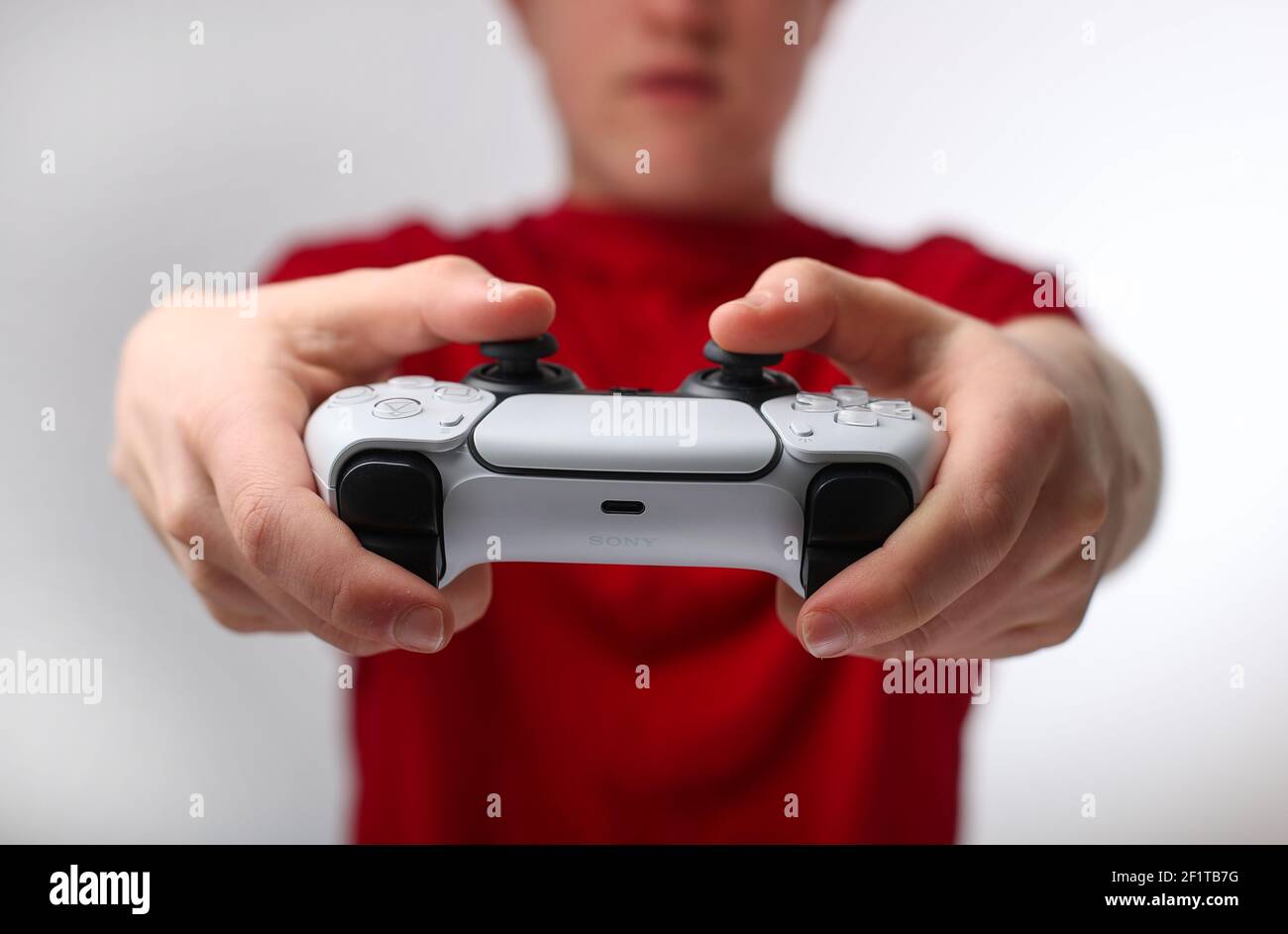Teenager, die auf einer PlayStation 5 oder PS5 spielen Stockfoto