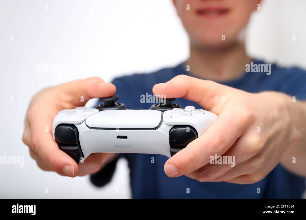 Teenager, die auf einer PlayStation 5 oder PS5 spielen Stockfoto