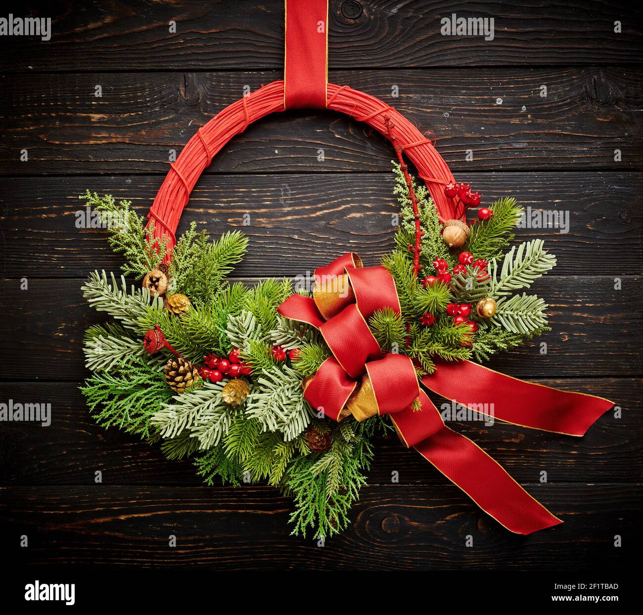 Weihnachtskranz auf dunklem Holzhintergrund Stockfoto