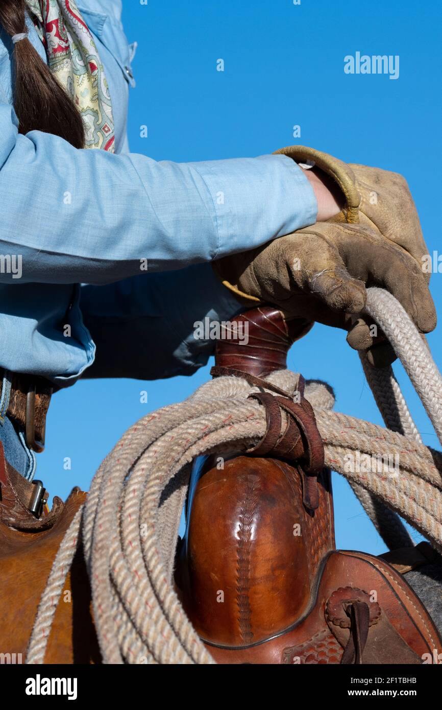 USA, Colorado, Custer County, Westcliffe, Music Meadows Ranch. Detail der weiblichen Ranchhand in typischer westlicher Ranchkleidung. Modell Freigegeben. Stockfoto