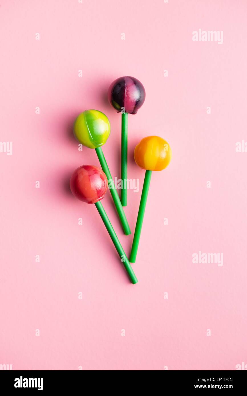 Süße fruchtige Lutscher auf buntem Hintergrund. Draufsicht. Stockfoto