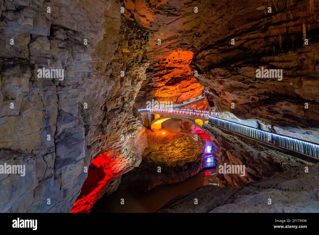 Menschen Sightseeing Innenraum der herrlichen Huanglong Yellow Dragon Cave Stockfoto