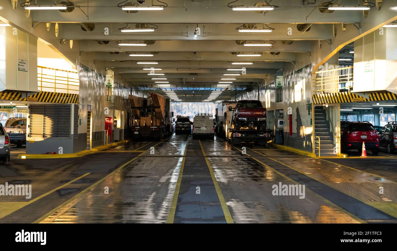 Blick auf das Autodeck der Washington State Ferry Spokane von Fahrzeugen Stockfoto