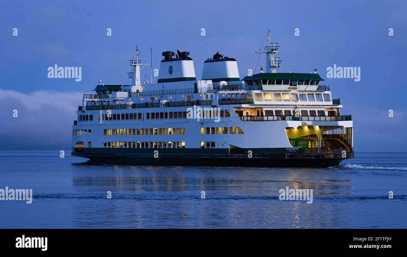 Am frühen Morgen segelt Washington State Ferries neueste Fähre Suquamish, wie es segelt auf ruhigen Tagesanbruch Wasser während der Blauer Stundenzeitraum Stockfoto