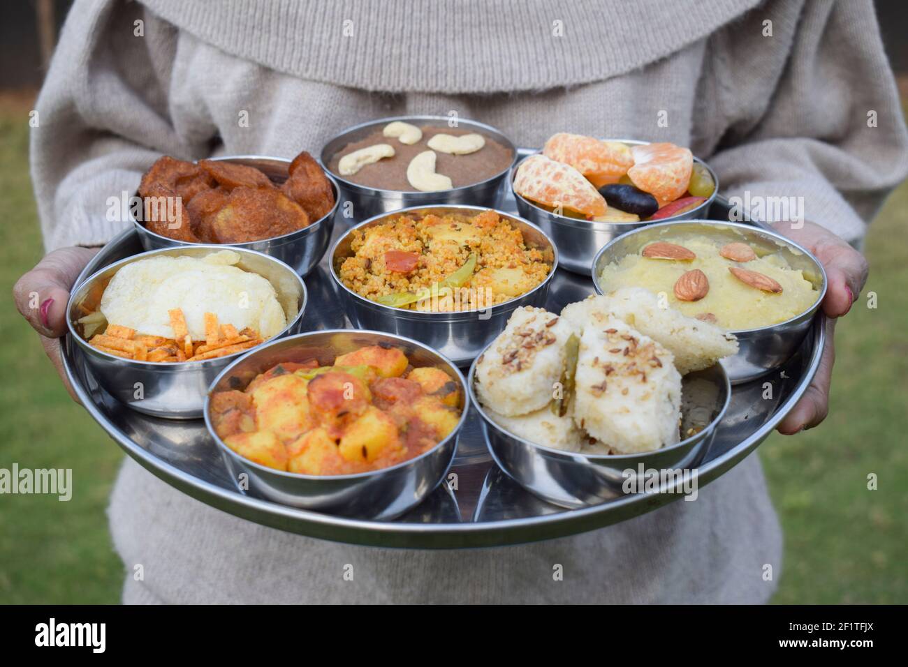 Traditionelle Farali indische Speisen serviert in Thali und Schalen mit vielen Artikeln für upawaas upwas oder vrat ka khana. Dekoriert mit Blütenblättern zum Fasten Stockfoto