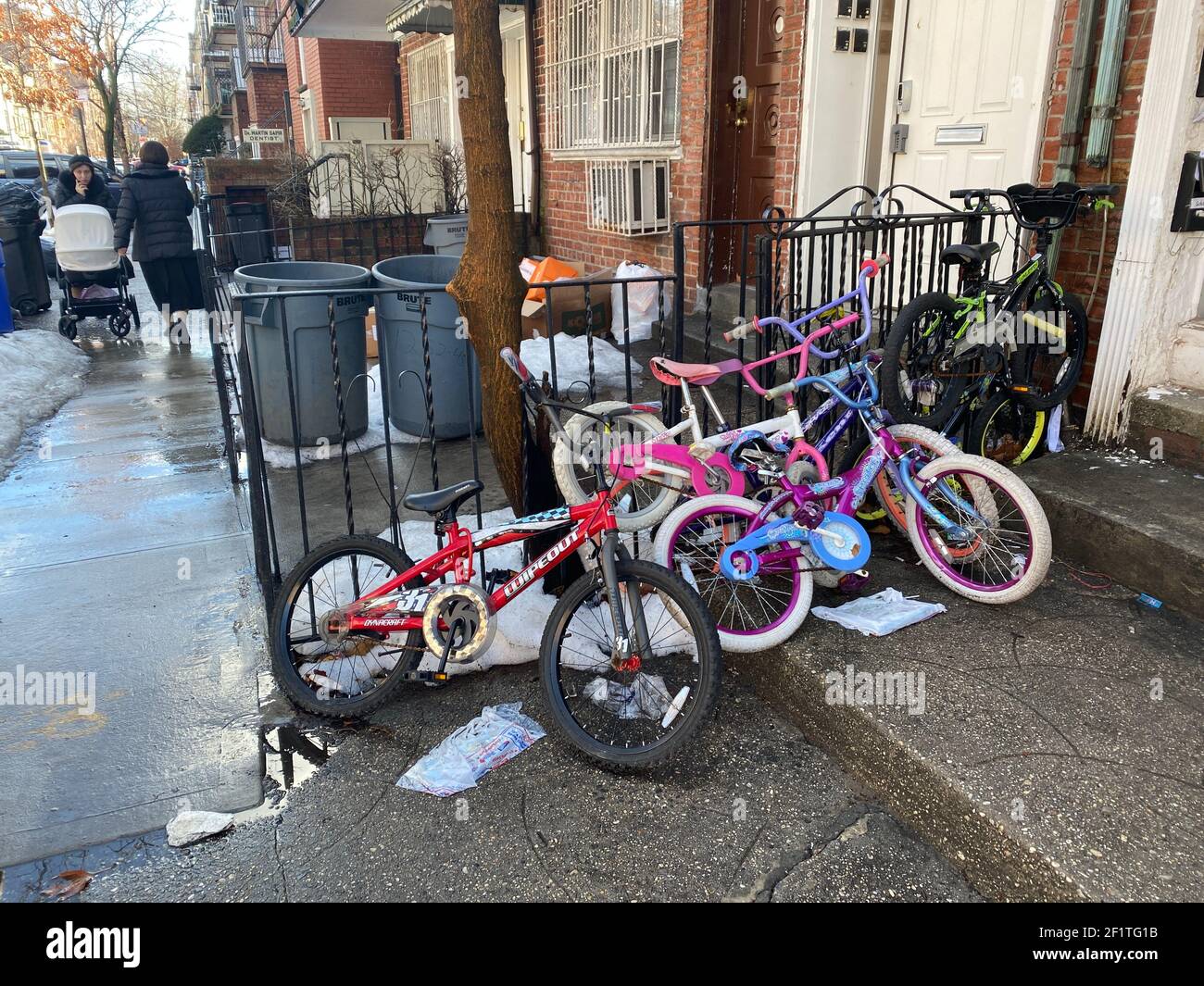 Fahrräder, die vor einem Stadthaus im Boro Park Brooklyn angekettet sind, spiegeln die Familiengrößen in dieser hauptsächlich orthodoxen jüdischen Gemeinde in Brooklyn, New York, wider. Stockfoto