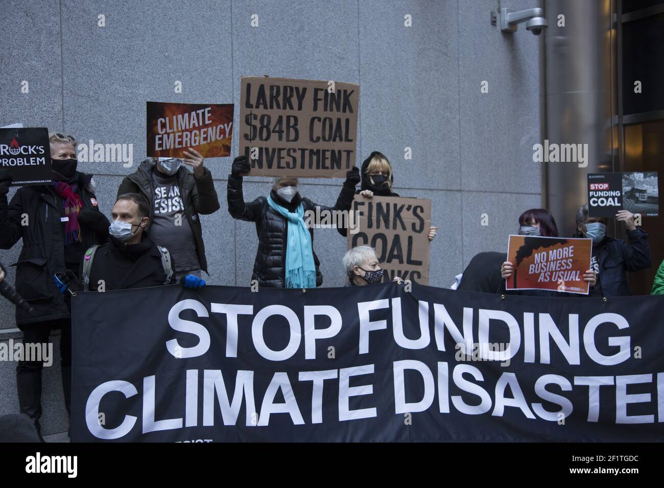 Demonstration und marsch in Midtown NYC marschieren vom Black Rock Hauptquartier zur Chase Bank, beide große Investoren in fossile Brennstoffe im Namen der Rettung des Planeten Erde. Organisiert von der inzwischen weltweiten Klimagerechtigkeitsbewegung Extinction Rebellion. Extinction Rebellion ist eine globale Umweltbewegung mit dem erklärten Ziel, gewaltfreien zivilen Ungehorsam zu nutzen, um staatliche Maßnahmen zu zwingen, um Kipppunkte im Klimasystem, den Verlust an Biodiversität und das Risiko eines sozialen und ökologischen Zusammenbruchs zu vermeiden. Stockfoto