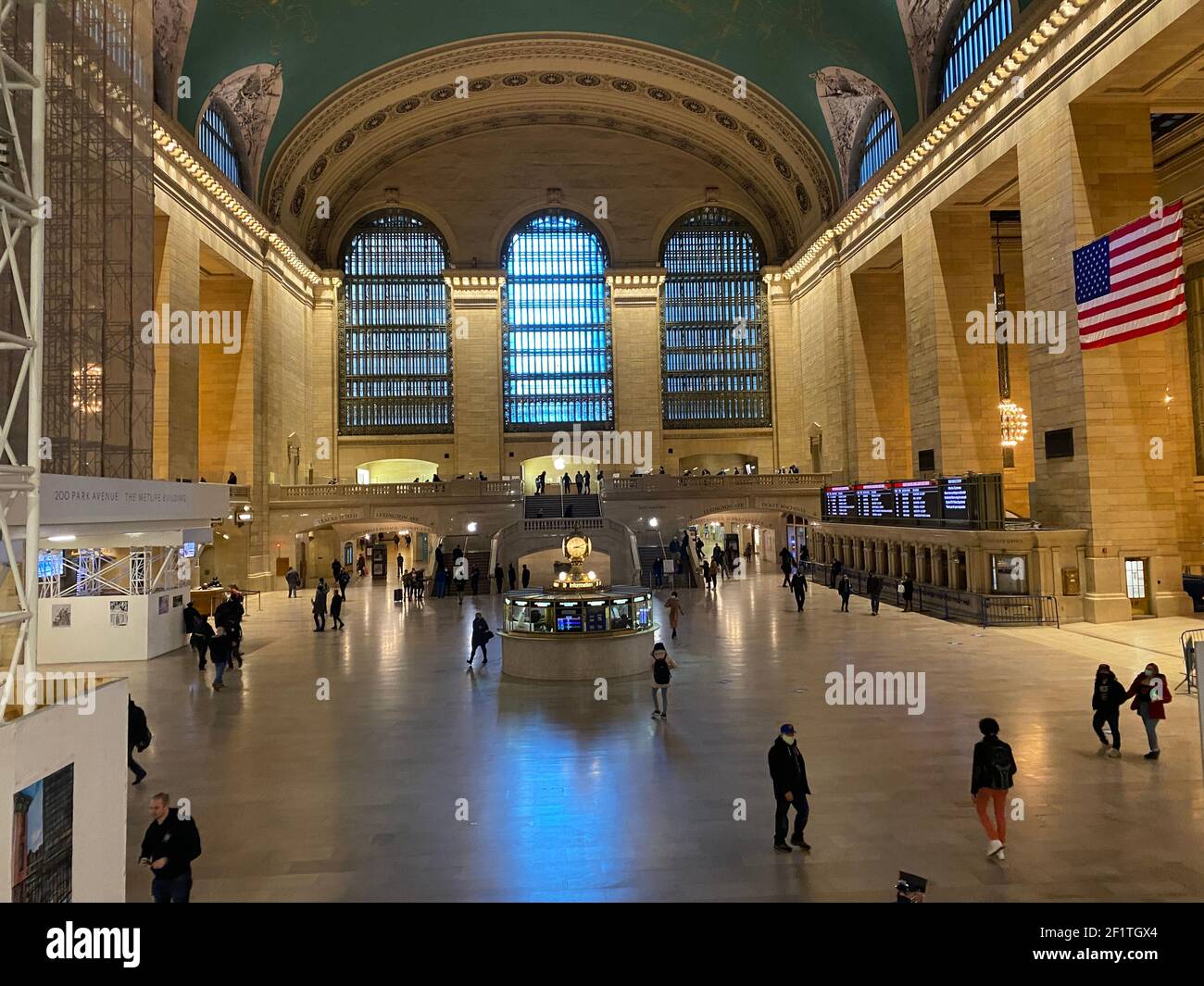 Ein Jahr nach der ersten Schließung von New York City aufgrund der Covid-19 Pandemie, Grand Central Station bleibt eine virtuelle Geisterstadt im Vergleich zu seinem formalen selbst. Stockfoto