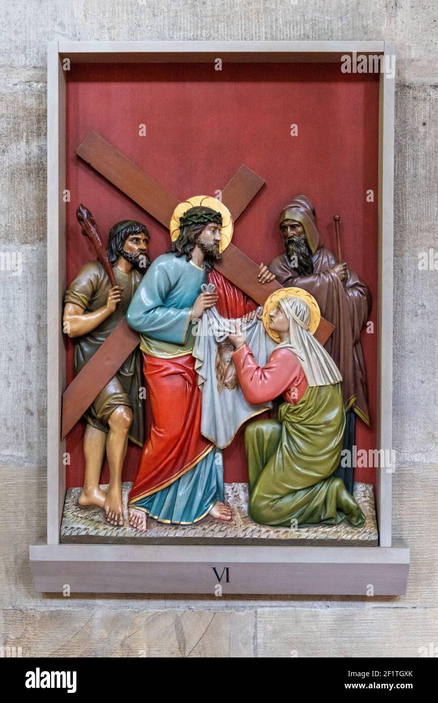 Ansicht eines biblischen Gemäldes im Kirchenschiff des St. Paul Münster in Esslingen Stockfoto