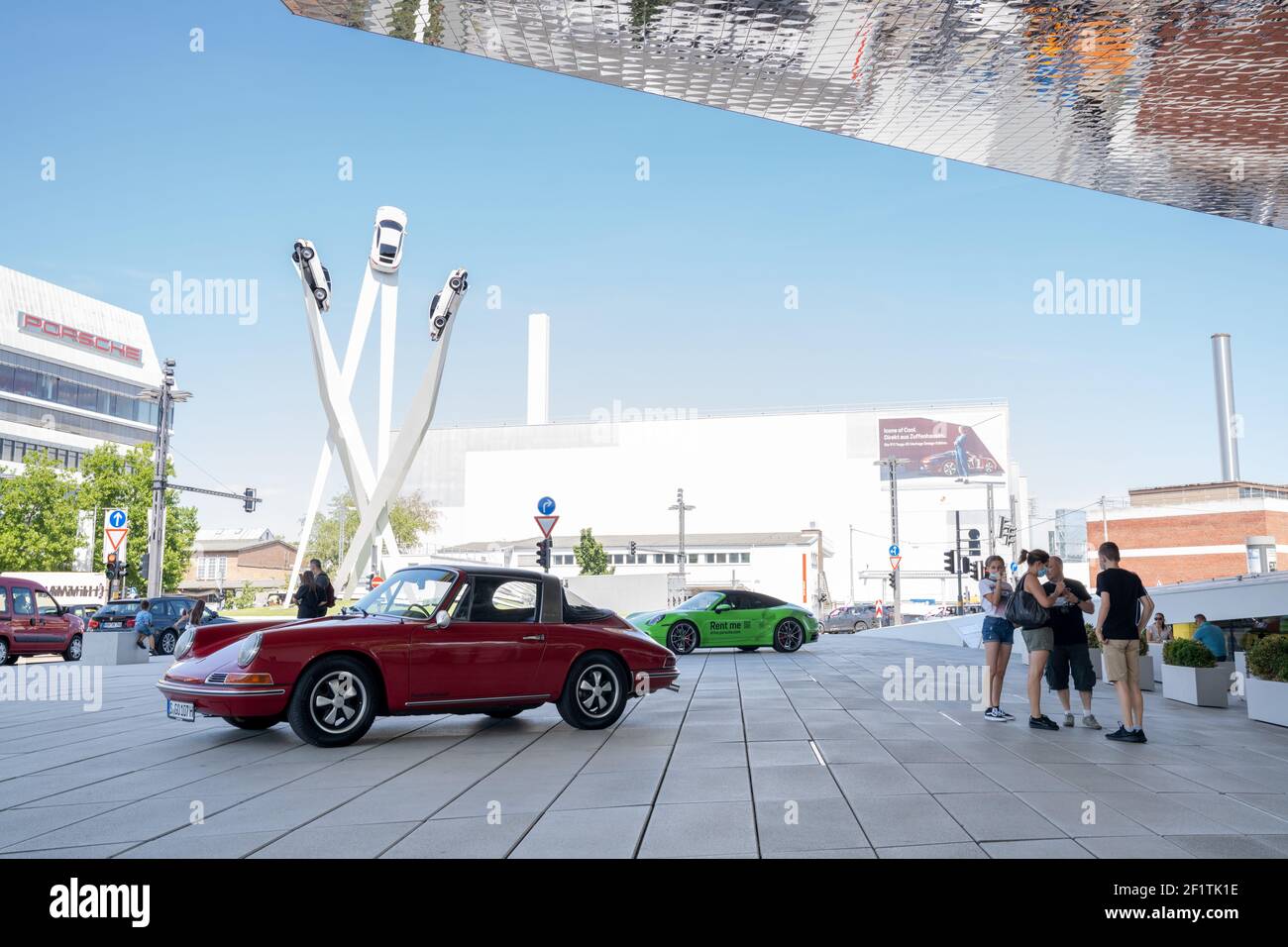 Touristen genießen einen Besuch im Porsche Museum in Stuttgart Stockfoto