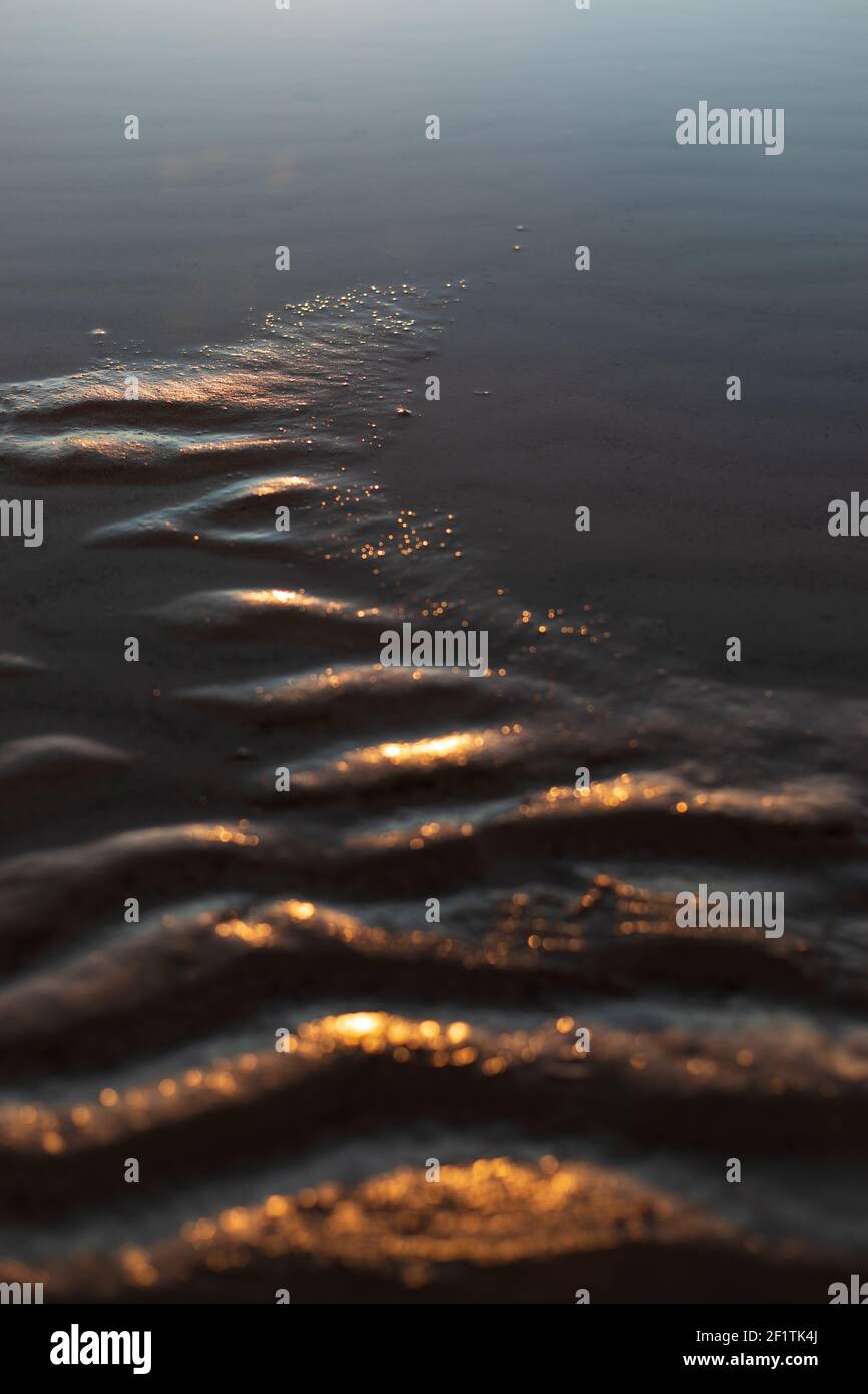 Sandwellen Muster beleuchtet in den Farben des Sonnenuntergangs - orange, rot, gelb Stockfoto