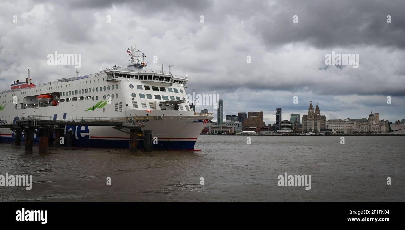 Eine Stena Line Fähre legt in Birkenhead an, mit der Liverpool Waterfront am Horizont. Stockfoto