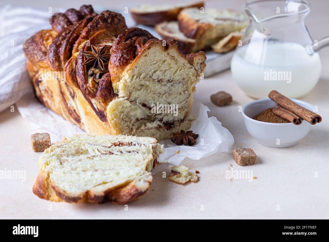 Babka oder Brioche Brot mit Zimt und braunem Zucker. Hausgemachtes Gebäck zum Frühstück. Selektiver Fokus. Stockfoto