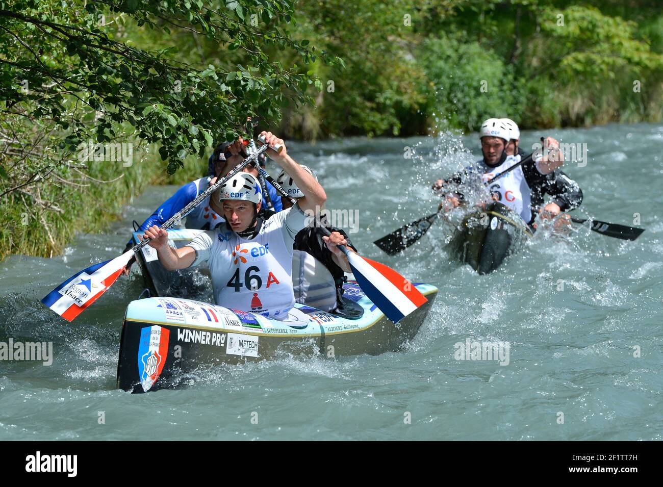 CANOE-KAYAK - ICF-DOWNHILL-WELTMEISTERSCHAFT 2012 - LA PLAGNE (FRA) - TAG 2 - 28/06/2012 - FOTO JULIEN CROSNIER / KMSP / DPPI - KLASSISCHES RENNTEAM - KANU DOPPELMÄNNER - FRANZÖSISCHE MANNSCHAFT - STEPHANE SANTAMARIA / YANN CLAUDE PIERRE - TOM BAR/ MICKAEL CORDIER - DAMIEN GUYONNET / GAETAN GUYONNET (FRA) / GEWINNER Stockfoto