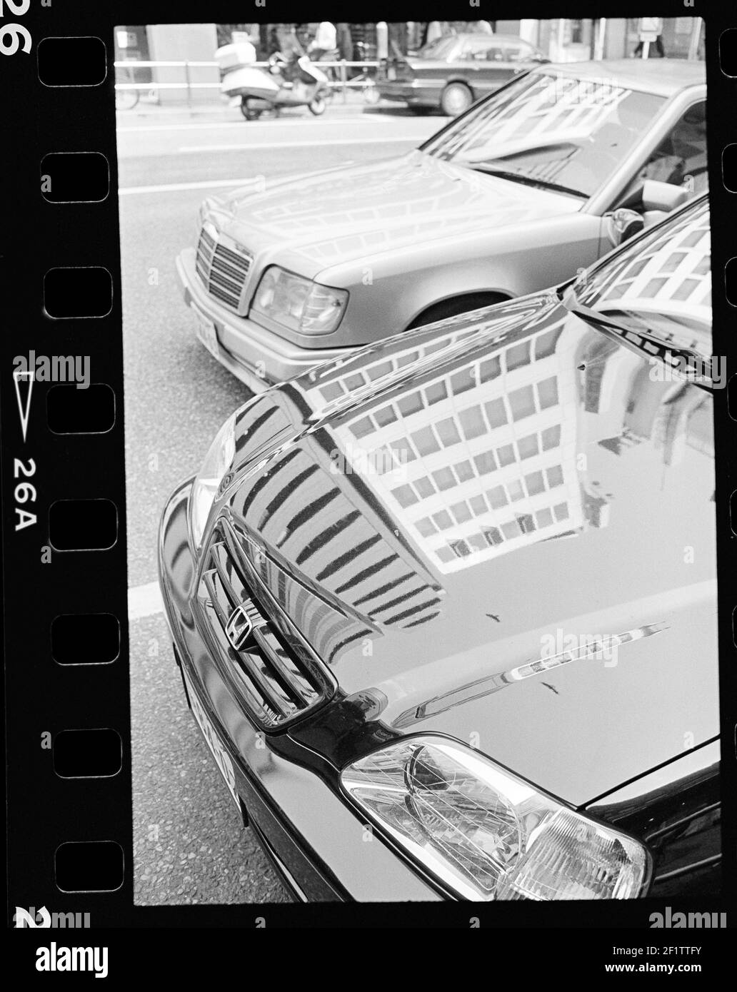 Stadtlandschaft spiegelt sich im Auto, Tokio, Japan Stockfoto