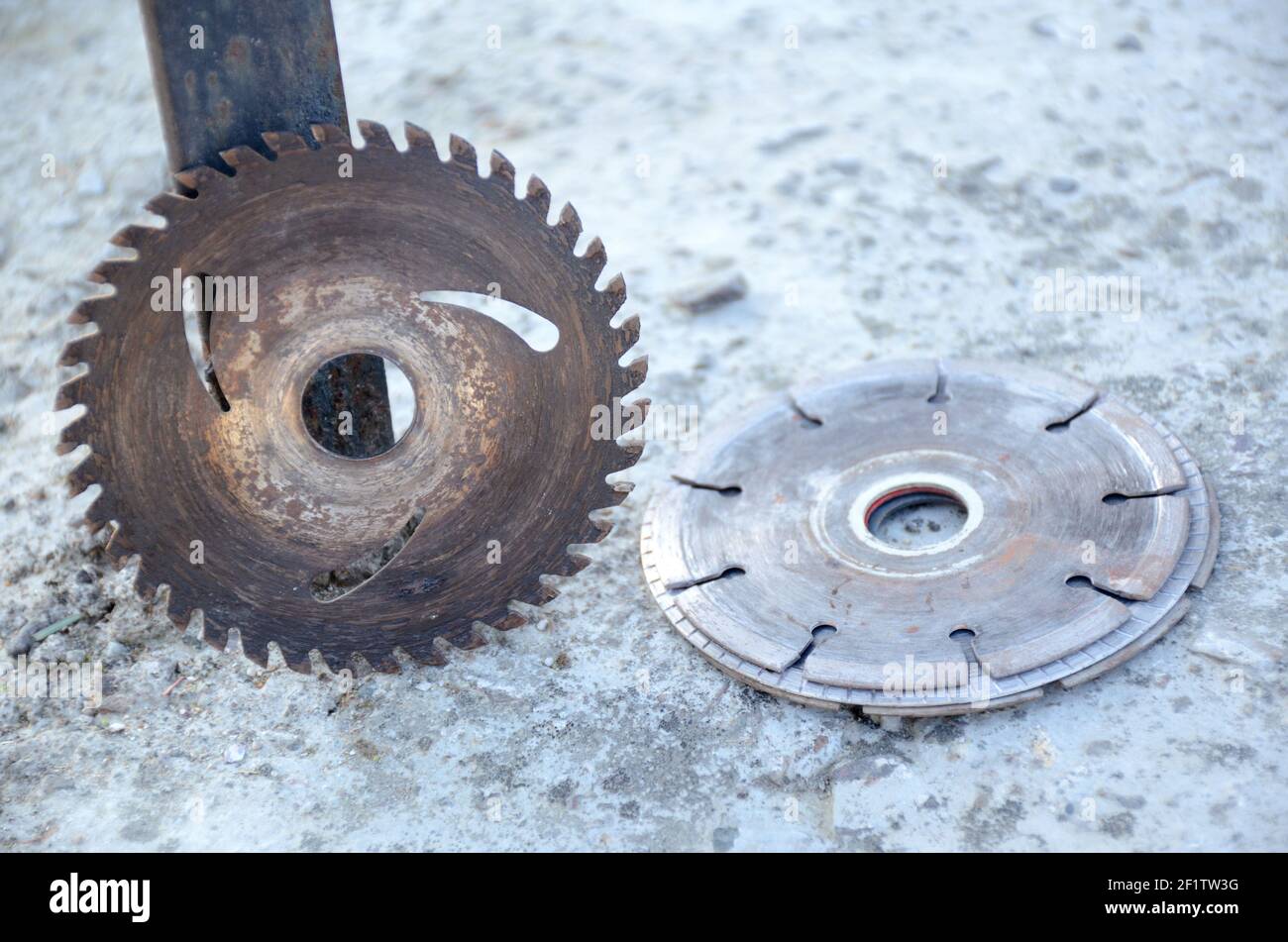 Eine Nahaufnahme von alten Metallzahnrädern und runden Klingen Stockfoto