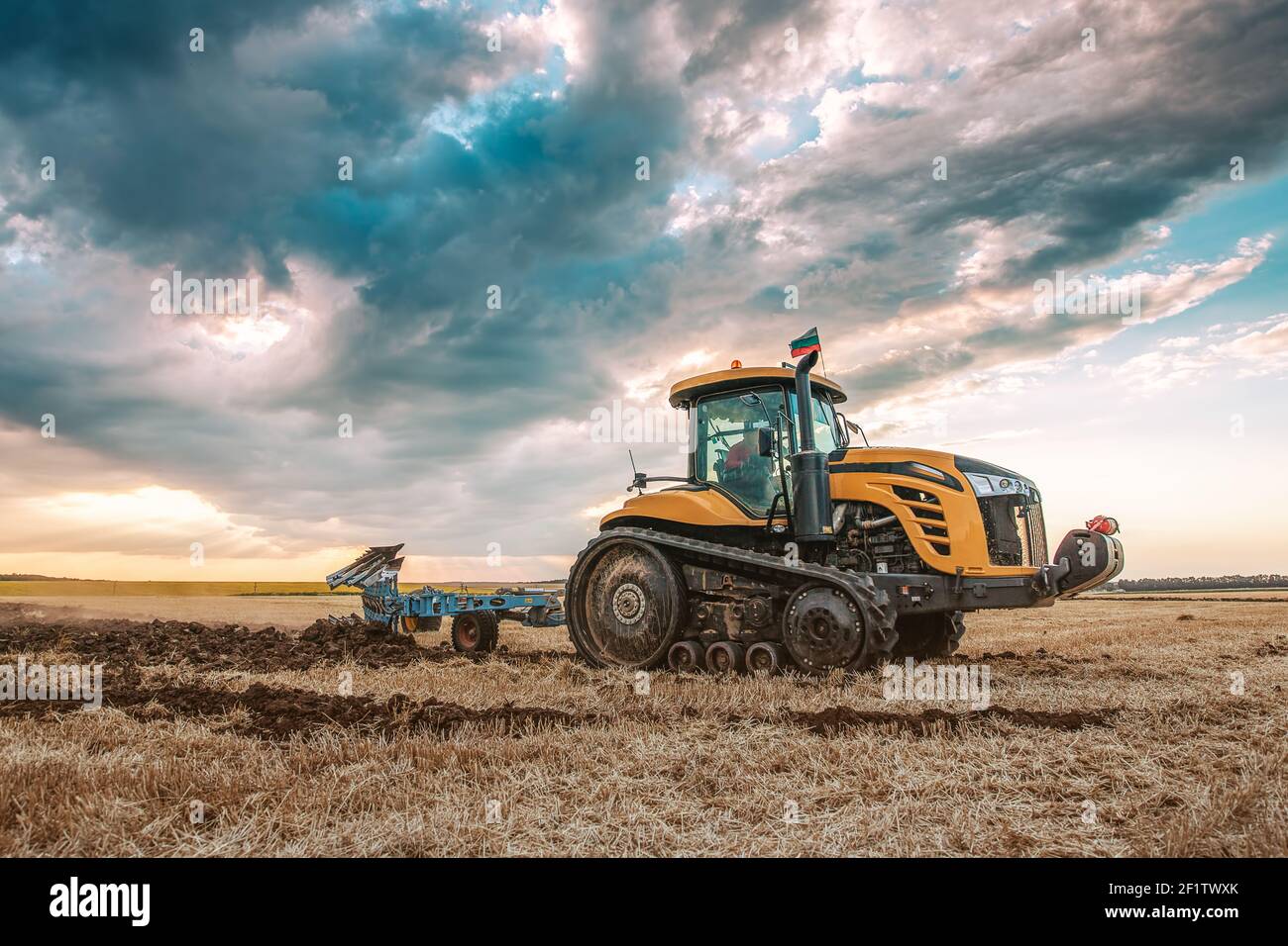 Traktor pflügen die Felder , landwirtschaftliche Landschaft Stockfoto
