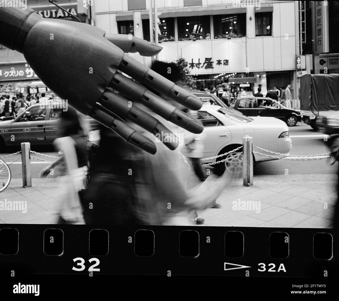 Hand von Schaufensterpuppe in einem Schaufenster und Stadtbild von Tokyo, Japan Stockfoto