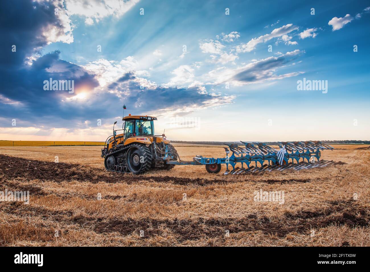 Traktor pflügen die Felder , landwirtschaftliche Landschaft Stockfoto