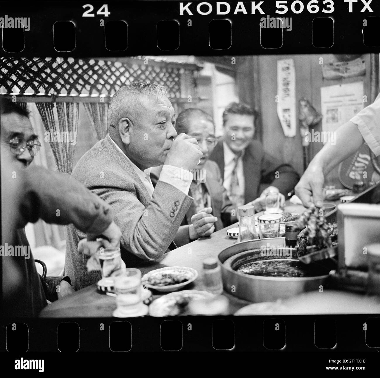 Gedächtnisgasse in Shinjuku mit Izakaya Pub-Restaurant und Menschen sitzen trinken Abendessen am Abend mit Koch Küche, Tokio, Japan Stockfoto