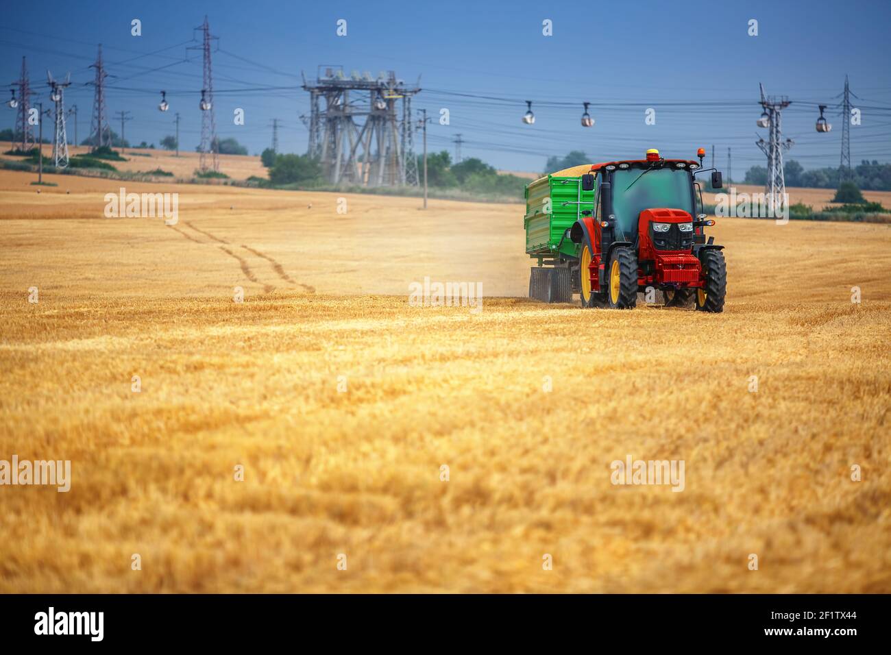 Traktor mit Anhänger während der Ernte Stockfoto