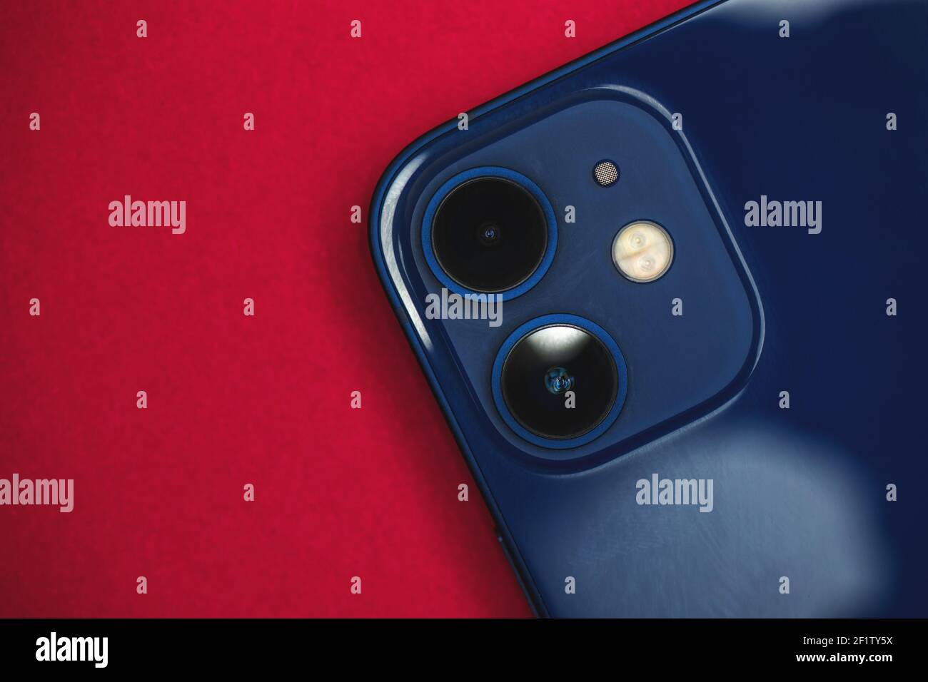 Kharkov, Ukraine - 8. März 2021: Apple iPhone 12 Mini-Kameras, Weitwinkel-Objektive auf dem Smartphone, Nahaufnahme Stockfoto